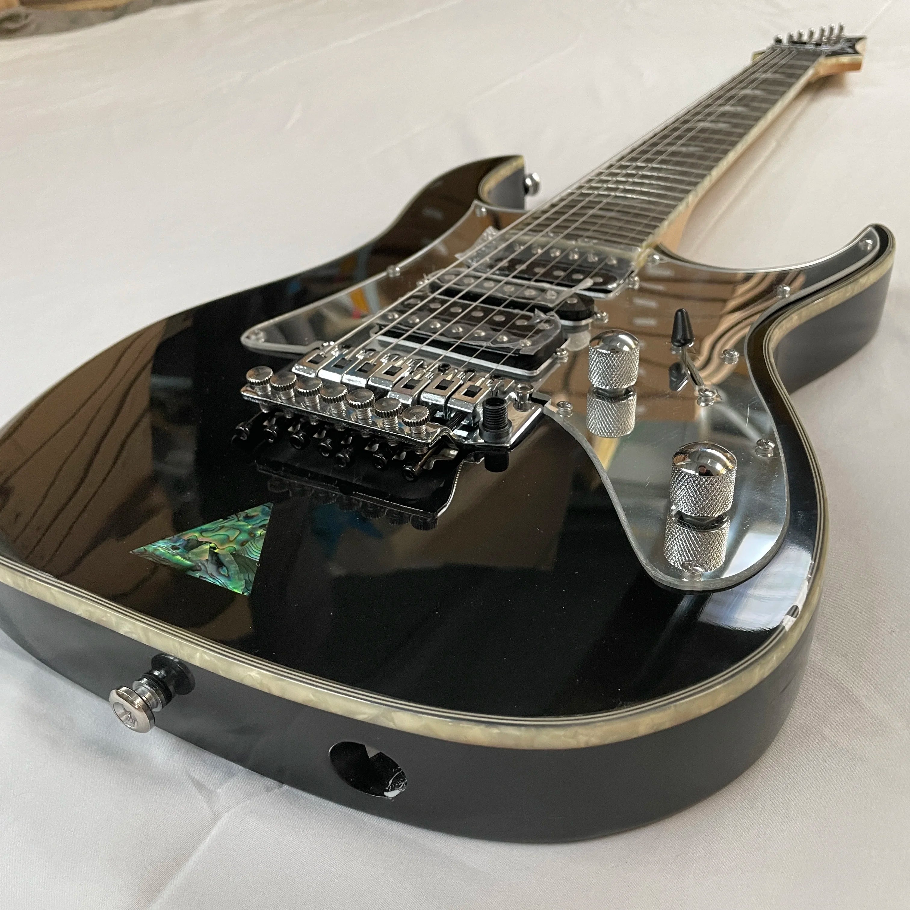 7strings Electric Guitar With Black Body Gold Bridge HSH Pickups Customize Body Rosewood Fingerboard Fast Ship