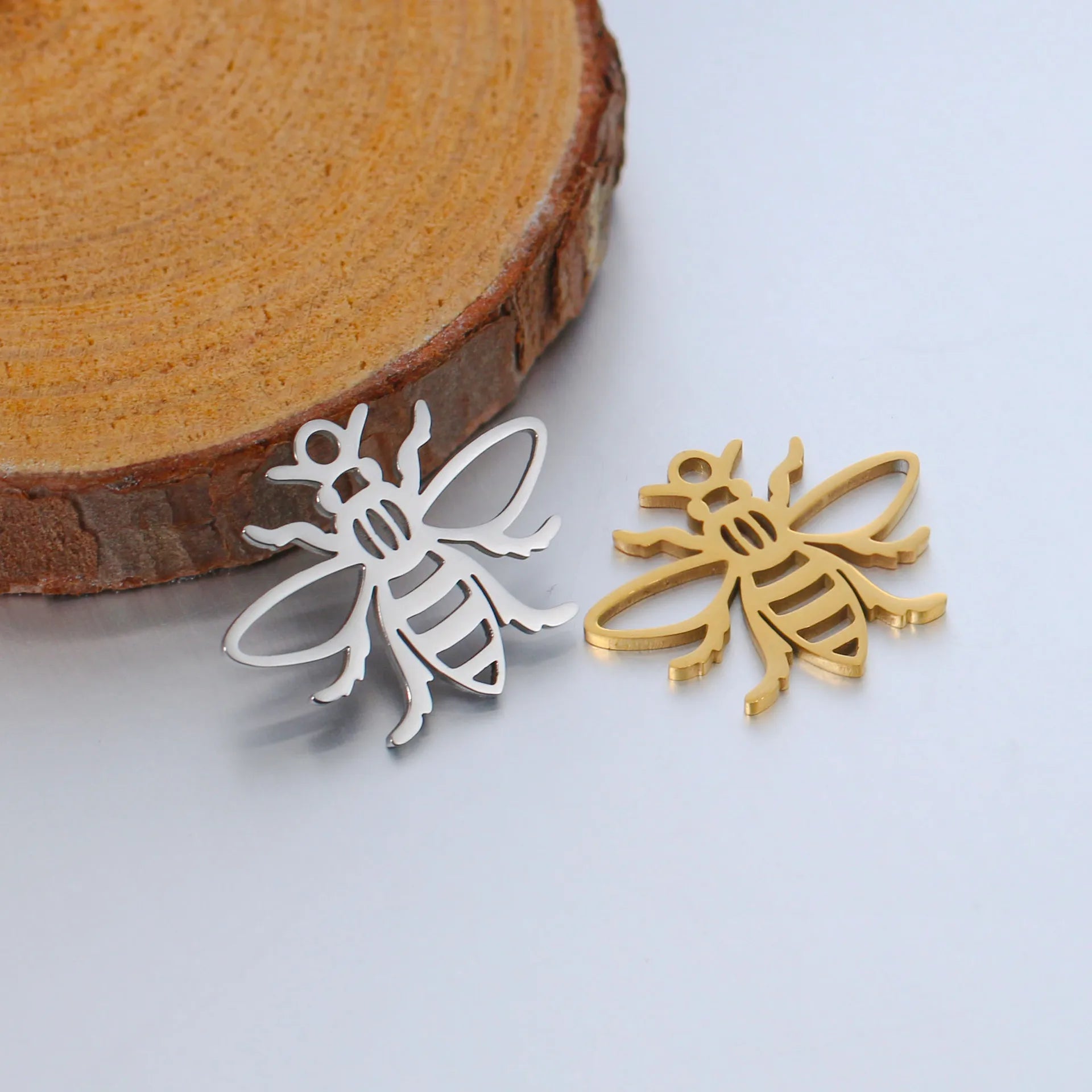Customized Stainless Steel Hollow-out Bee Pendant DIY Personality Flying Insect Jewelry Pendant Charms (SZ109)