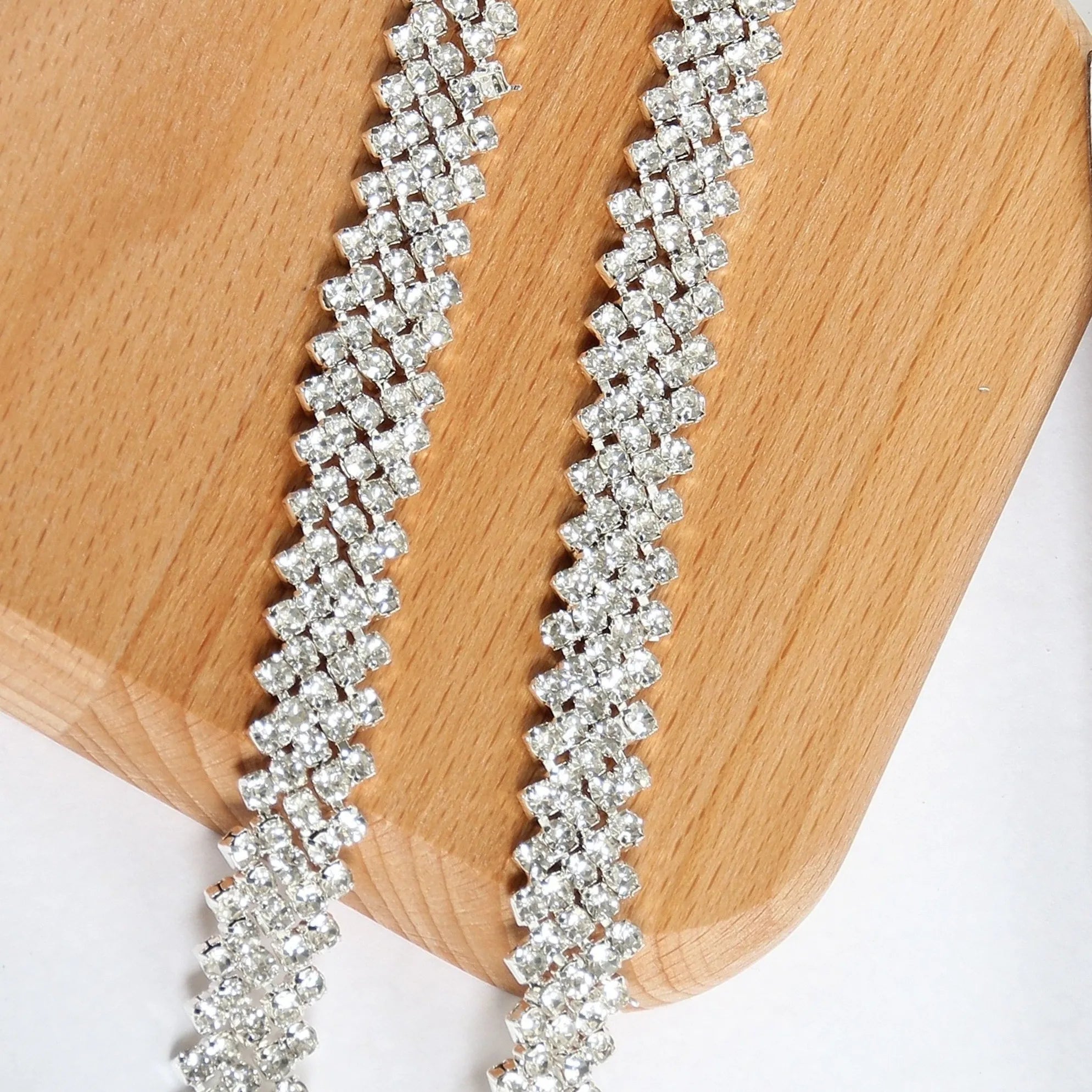 Crystal Necklace with Water Diamond Flower Chain Five Slanted Rows Made of Glass and Featuring Loose Rhinestones for Garments