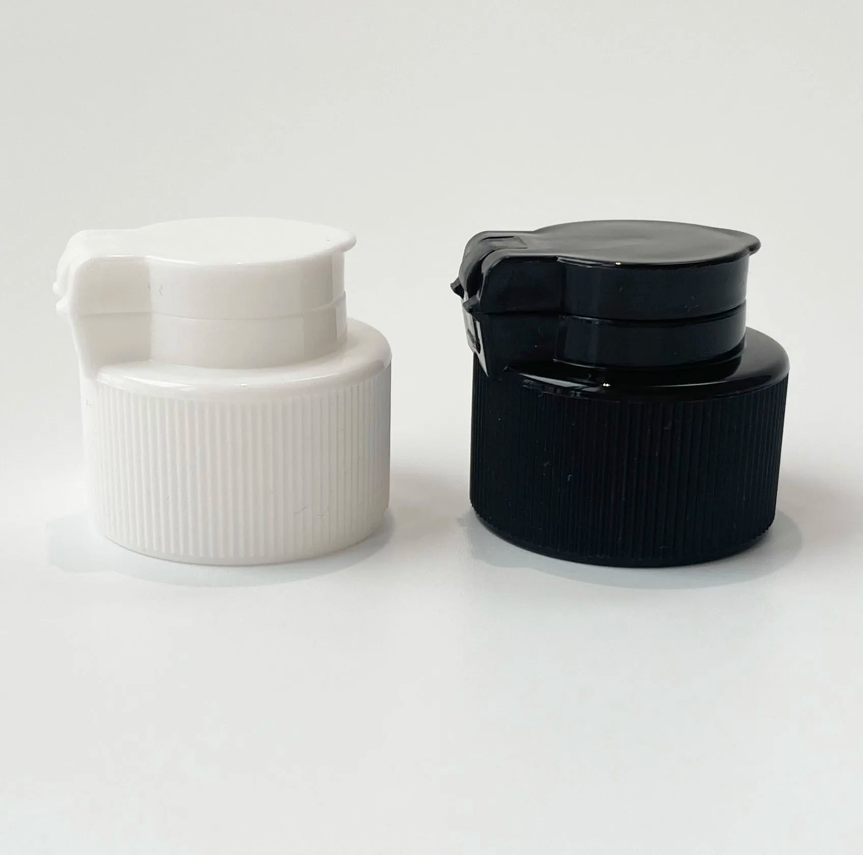 20-410 24/410 28-400 28-410 White Black Ribbed Skirt Snap-Top Dispensing Flip Cap