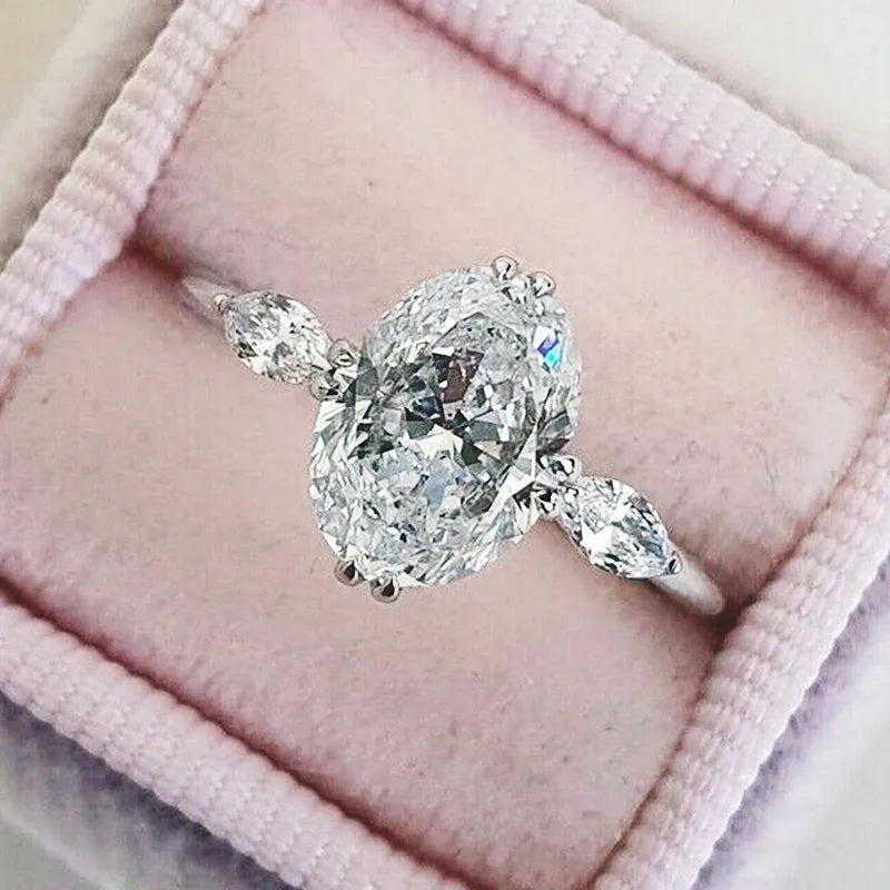 Huitan Hot Sale Elegant Silver Bridal Anniversary Party Gifts Oval Cut Cubic Zirconia Wholesale Womens Rings