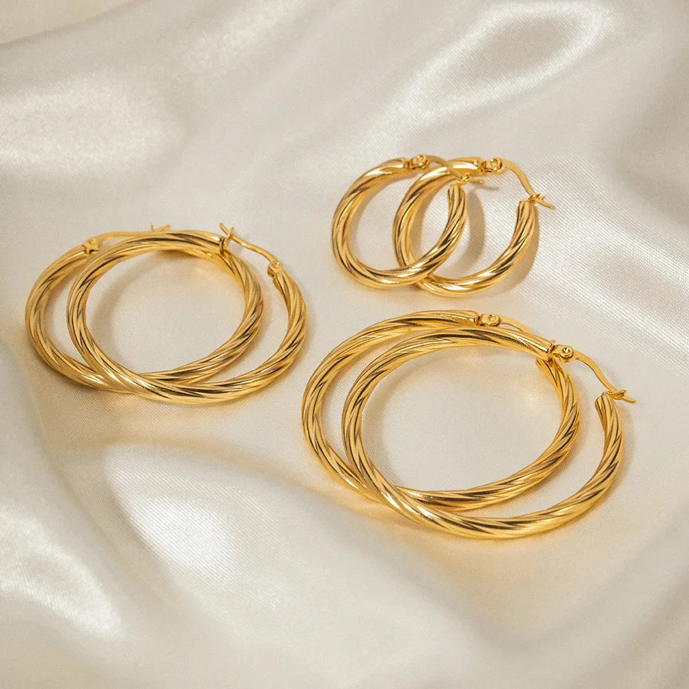 Wholesale Punk Style 18K Gold Plated Stainless Steel Hoop Earrings Big Size Waterproof Twist Huggie with Classic Elegant Pearls