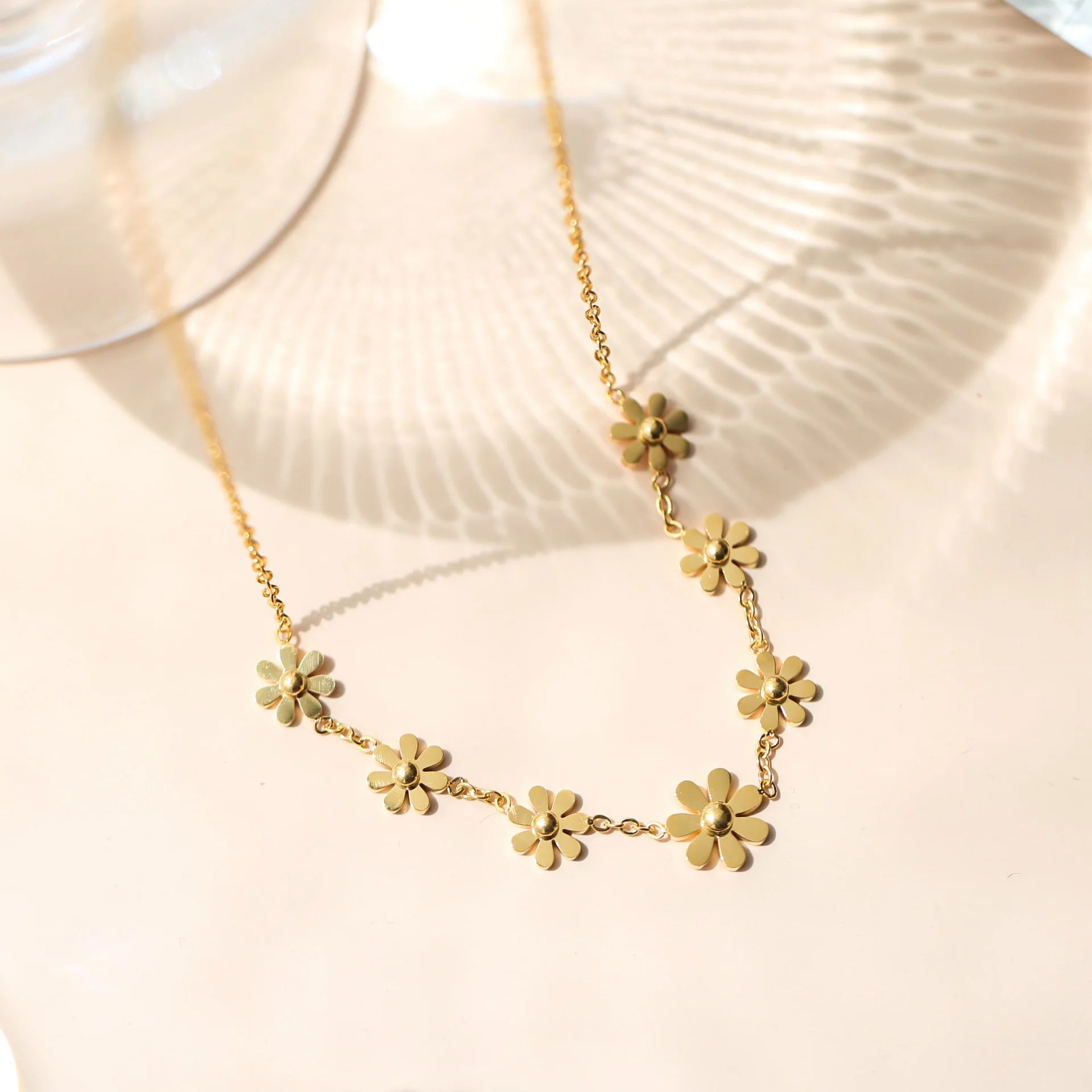 Fashion Women 18k Gold Plated Titanium Steel Sunflower Pendant Necklace Dainty Clavicle Necklace Jewelry Wholesale