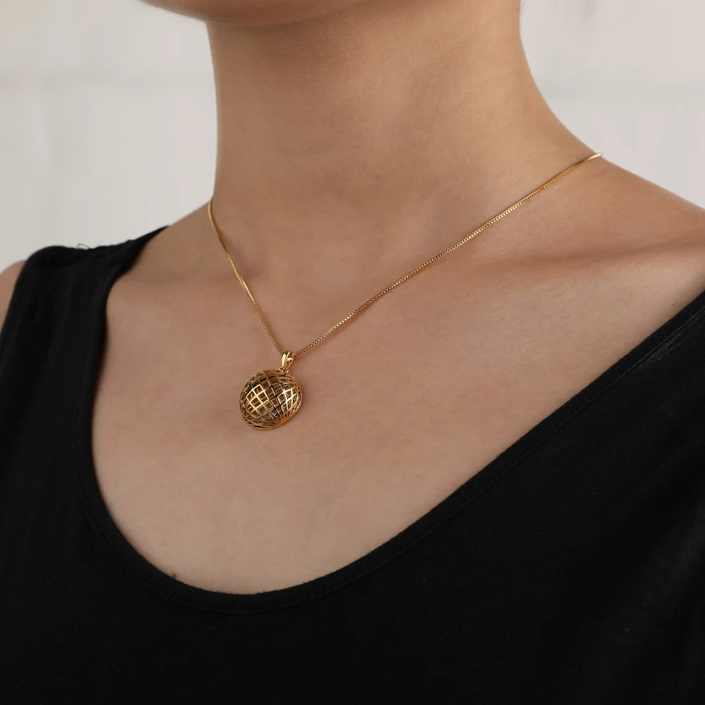 Gold Brass Sculptural Hollow Out Semi-Sphere Ball Pendant Necklace Fashion Jewelry Stainless Steel Chain Necklace for Women