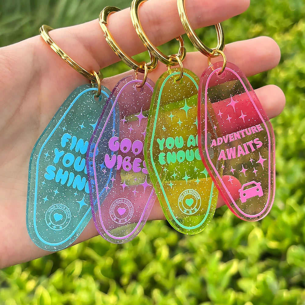 Hot Sale New Glitter Acrylic Keyrings Wholesale Cute Transparent Bag Decorate Hotel Keychains Custom Glitter Motel Keychain