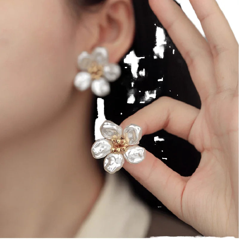 French Flower Stud Earrings Vintage Baroque Pearl Trendy Gold Plated Manguito De Oreja for Wedding Parties or Gifts