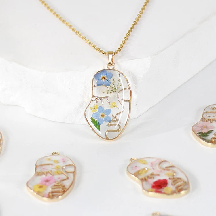 Custom Dried Flower in Resin Abstract Face Shaped Pendant Necklace Jewelry Lateral Face Epoxy Dry Flower Necklace for Women