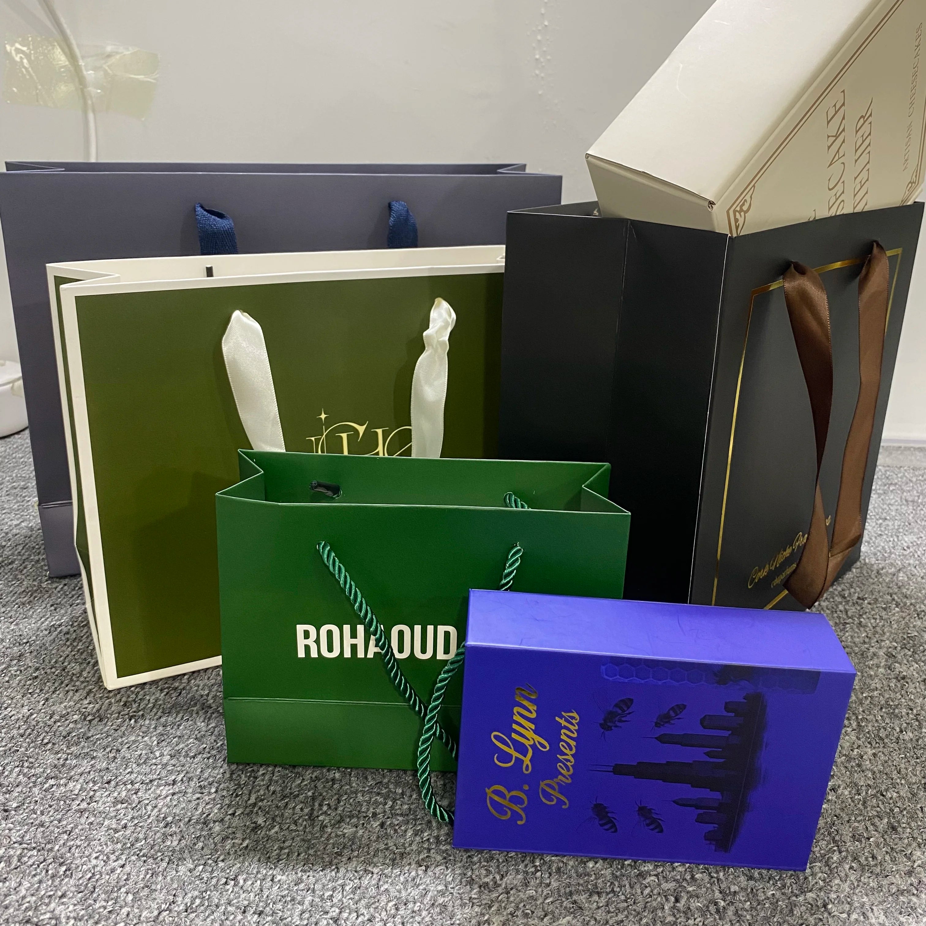 Custom Brand Logo 250gsm  Paper Bag Food White Cardboard Carry Your Own Logo Pink Thank You to Go Paper Bag With Handle