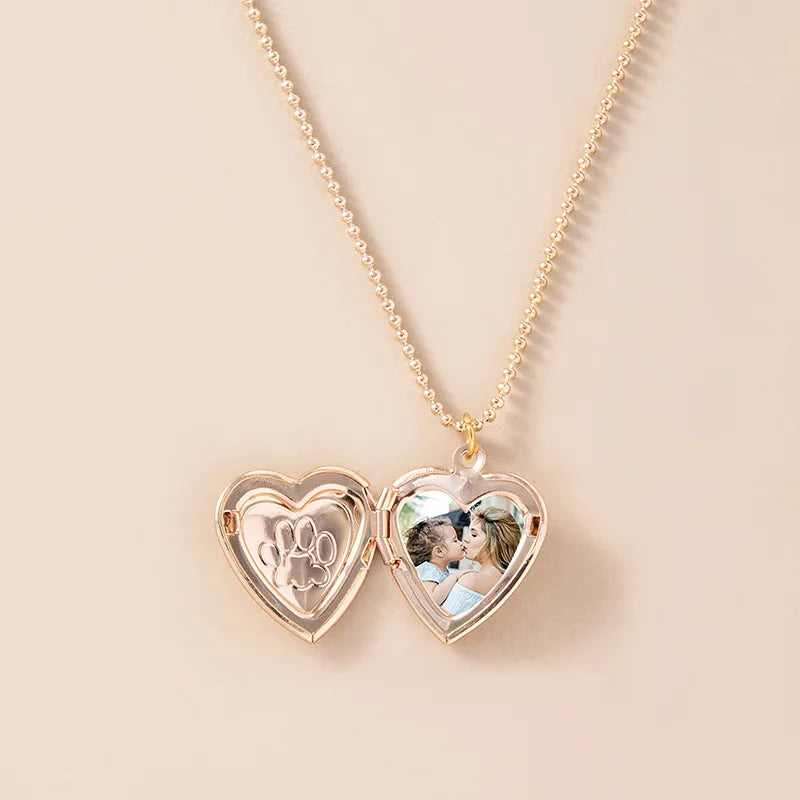Factory Direct Sales of New Footprints love Heart Heart Can Open Picture Frame Photo Box Pendant Necklace Wholesale