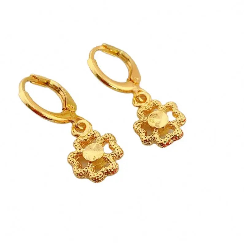Wholesale Korean Style Personalized Four-Leaf Clover Earrings Gold-Plated Earrings That Never Fade Sand Gold Short Earrings