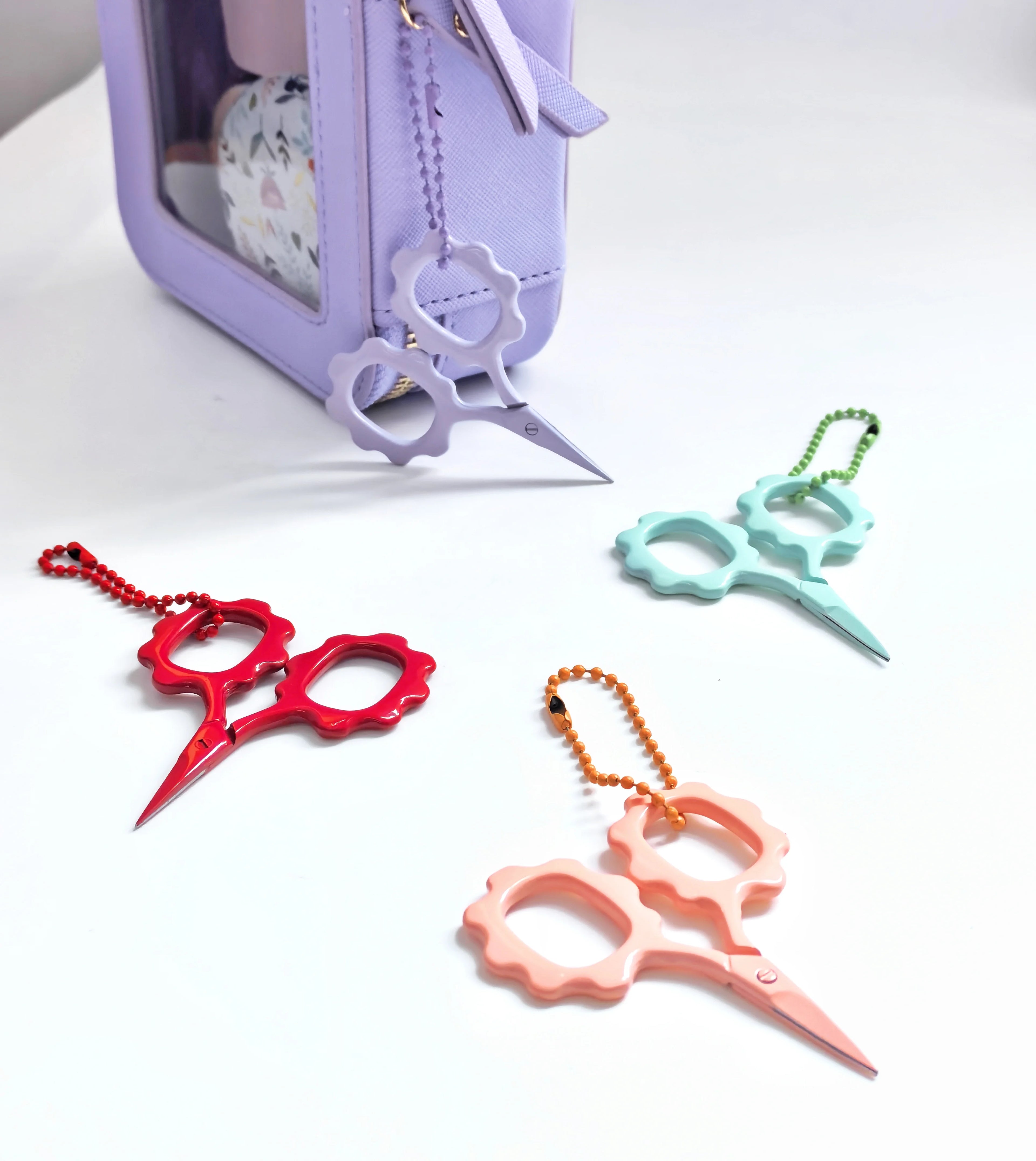 New Arrivals Tiny Stainless Steel Custom Color Portable Mini Embroidery Scissors Colorful Metal Chain Hangable Sewing Accessory