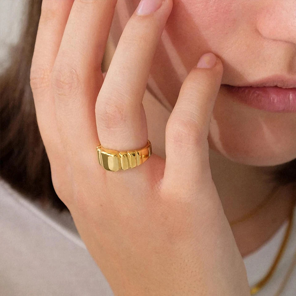 Classic 18K Gold PVD Plated 9mm Wide Grain Stainless Steel Titanium Finger Rings Fashion Dropshipping Bread Pattern Ring Parties