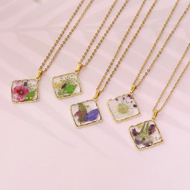 Square Irregular Border Gold Plated Natural Dry Flower Pendant Necklace Real Dried Flower in Resin Jewelry for Women