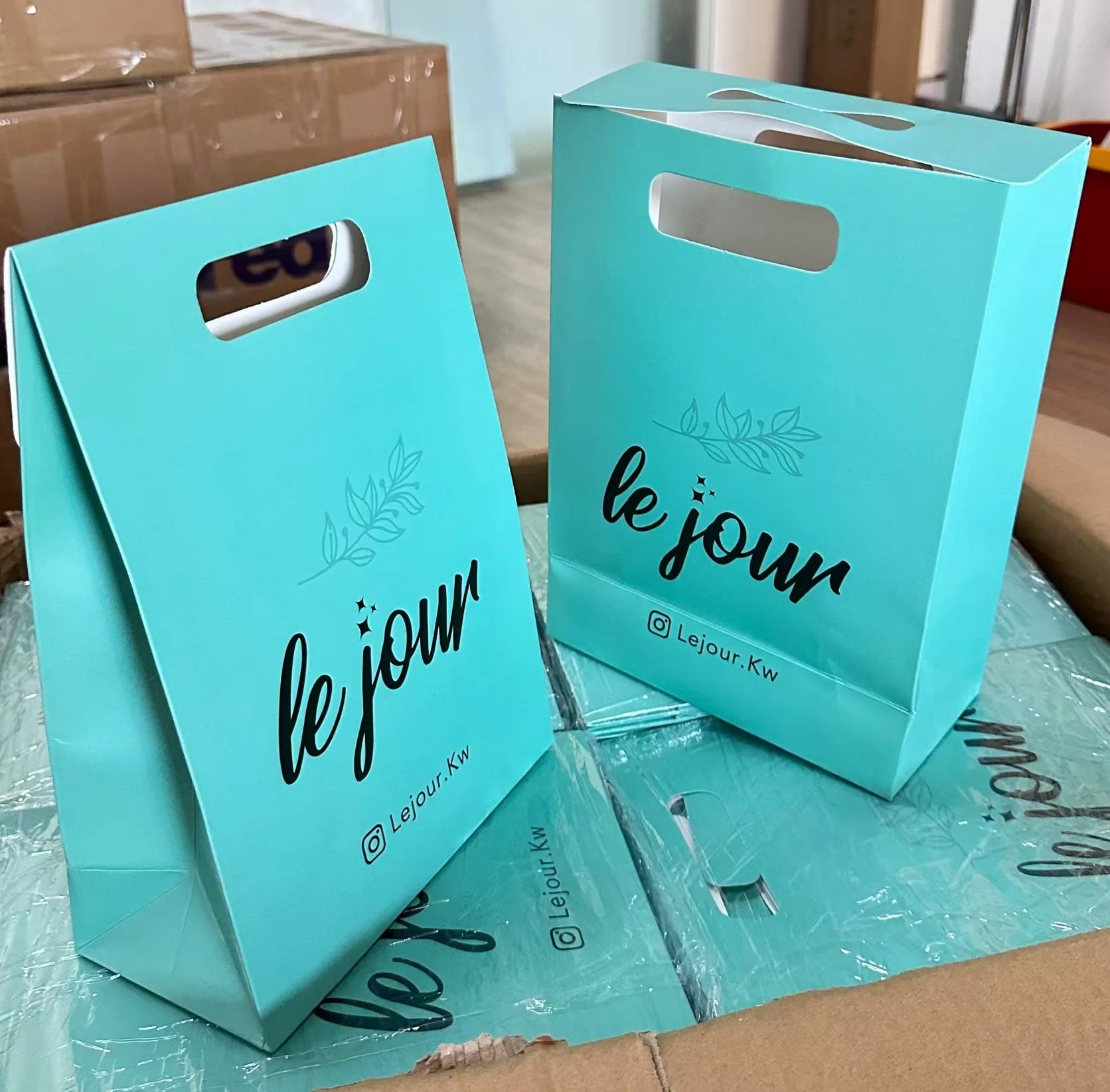 Blue Custom Design High Quality Luxury Paper Bags Recyclable Shopping Clothing Gift Bags With Your Own Logo