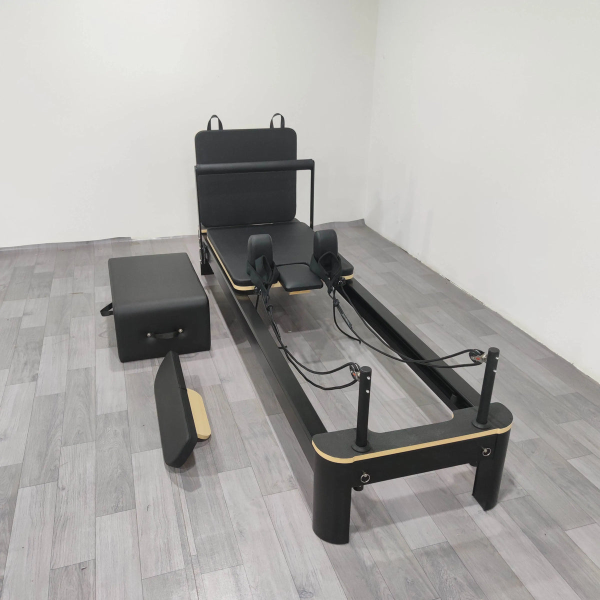 Aluminum Pilates Reformer Bed Uprightable Moving Footbar Metal Aluminum Pilates Reformer in Black