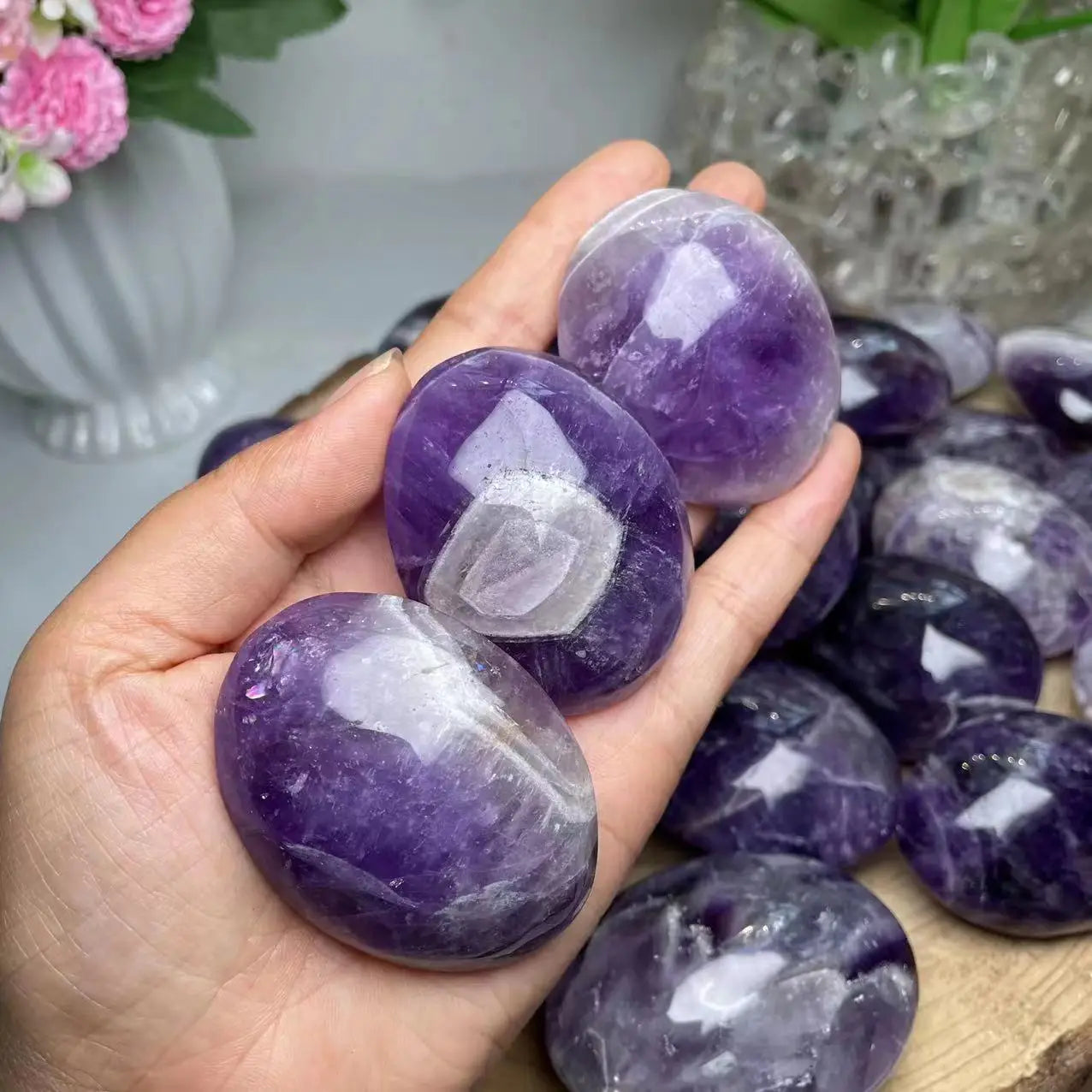 Wholesale Natural Crystal Stone Polished Chevron Amethyst Palm Stone for Sale