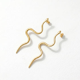 QIAOREN 11847 Edgy Satin Gold Serpent Stud Earrings Stainless Steel Minimalist Wavy Snake Jewelry Statement Gift for Women US