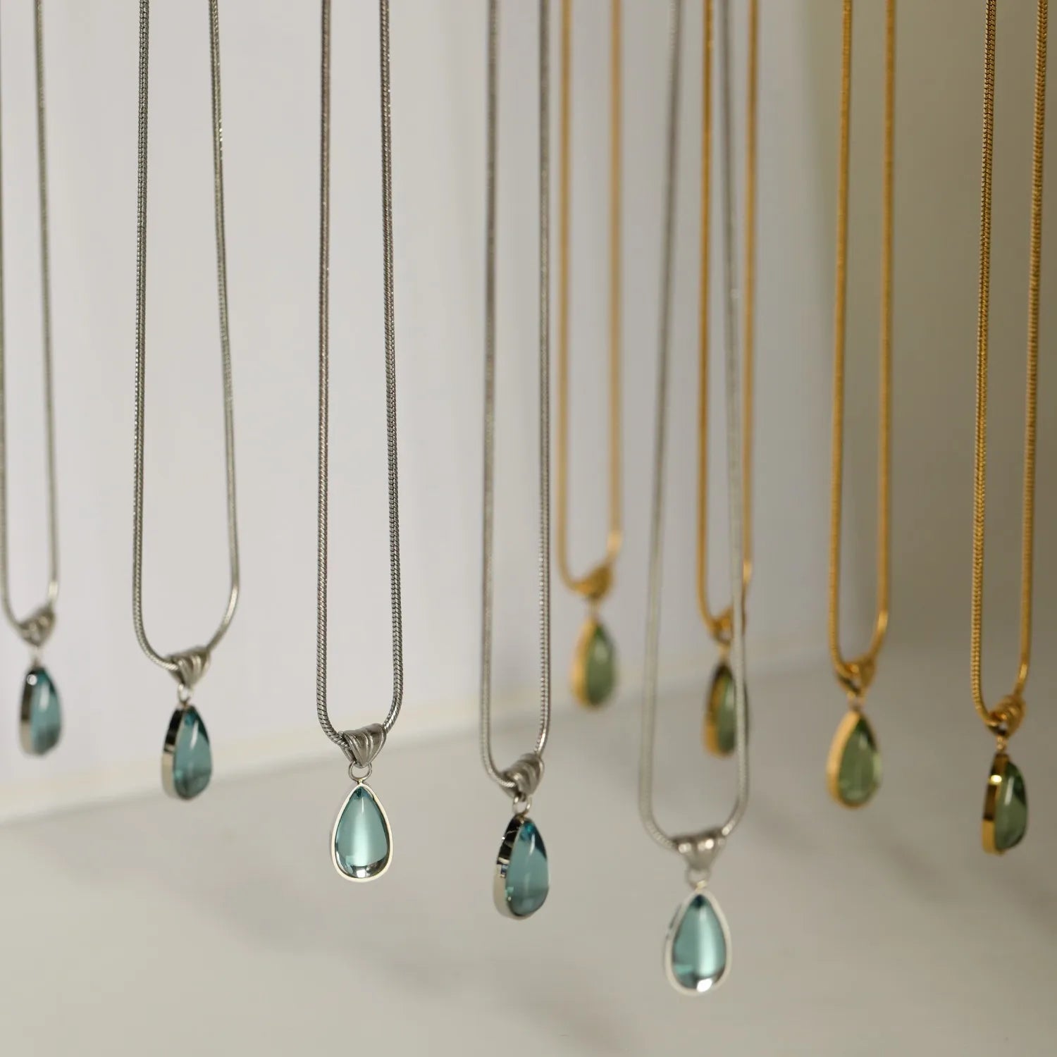French Vintage High-Class Necklace Delicate Water Drop Shape with Zircon Link Chain for Anniversary and Party Wear