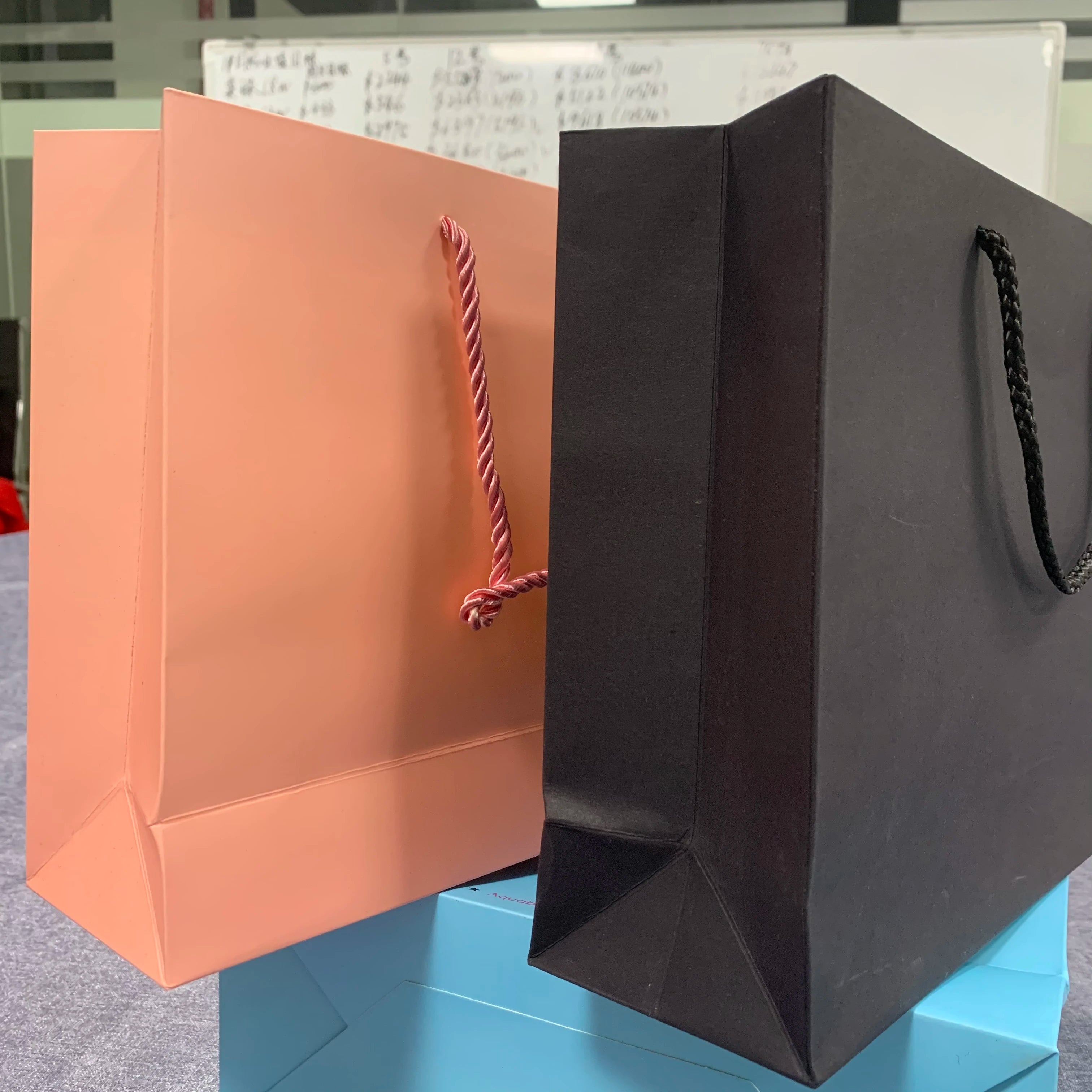 Paper Shopping Bags Packaging with Ribbon Handbag Ivorypackaging Baggray Red Pink Socks Package Custom Brand Carrying Bag CMYK