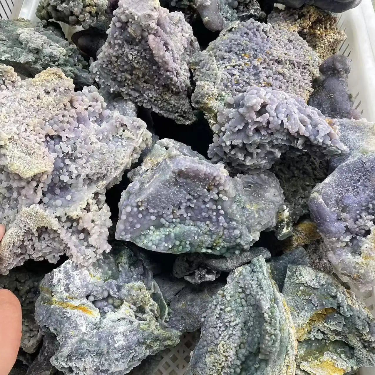 Natural Grape Agate Raw Crystal Stone Polished Carneolite Model for Fashion Home Decor and Love Themed Souvenir Mascot