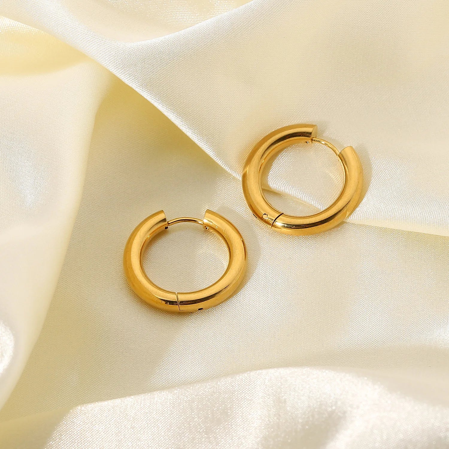 Top Selling Women's Stainless Steel Hoop Earrings Classic Daily Wear with Gold Plating Waterproof Pearl Jewelry Fashion Style