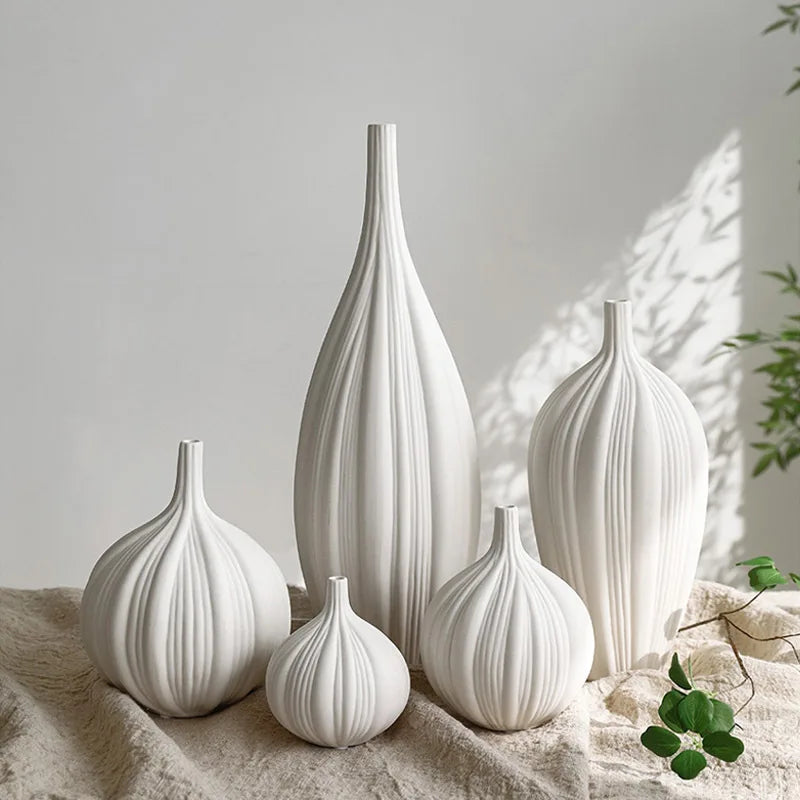 Modern White Elegant Small Bore Ceramic Vase Garlic Shape Decorative Dried Flower Arrangement Flower Vase