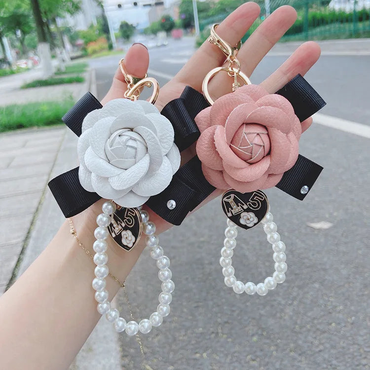 Portachiavi in Pelle Elegant Pearl Camellia Keychain  Bowknot Handmade Ladies Bag Pendant Bow Leather Flower  Keychain