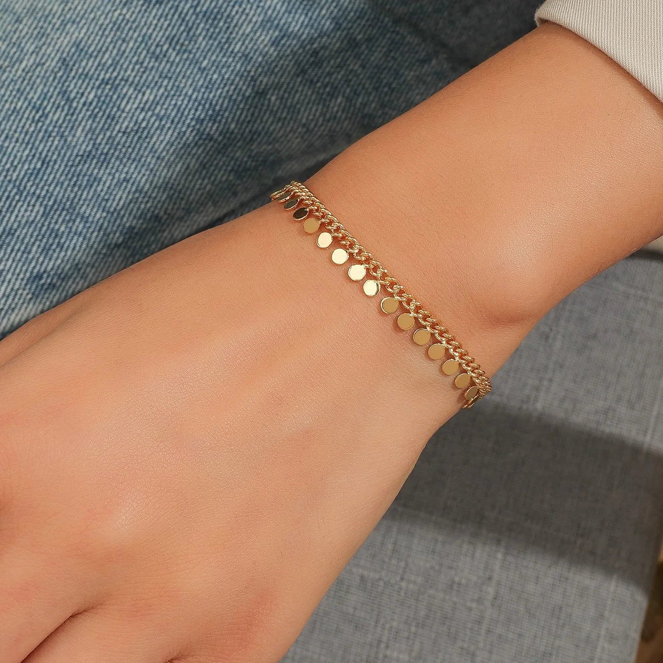 2025 New Fashion Retro Bracelet for Women Creative Gold Disc Tassel Design Alloy Jewelry Gold Europe America Chain Link Bracelet