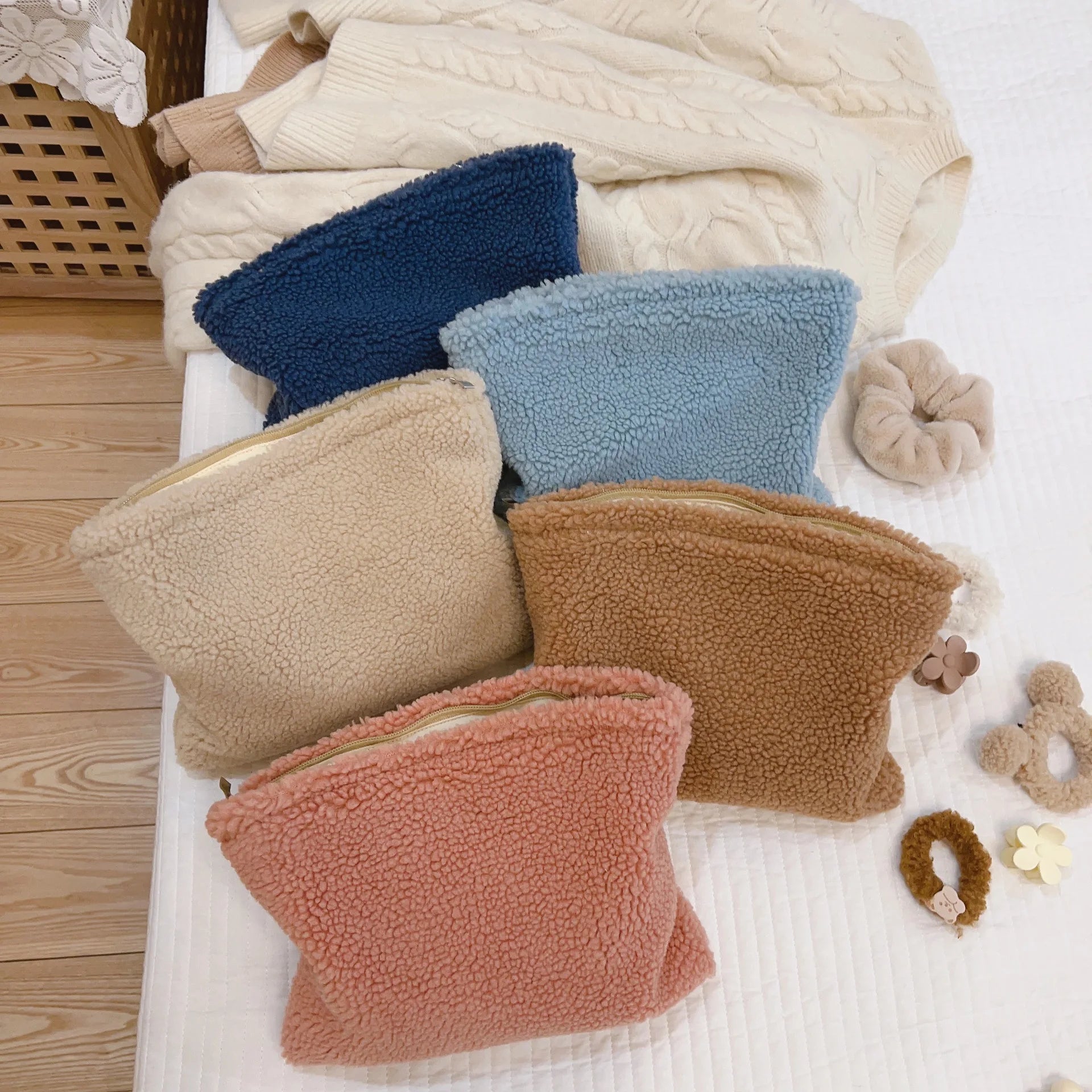 Stock Customize Logo Soft Cute Makeup Pouches Teddy Portable Travel Zipper Terry Plush Toiletries Kids Cosmetic Bags