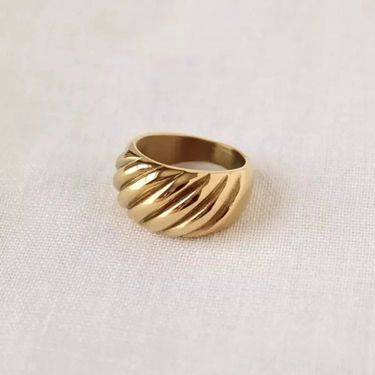 High End 18k Pvd Chunky Croissant Rings for Women Stainless Steel Jewelry Wholesale