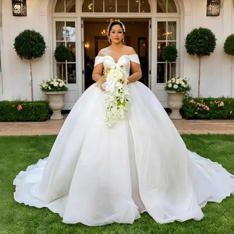 Customized New Style Wedding Dresses Luxury Plus Size Beaded Short Sleeve Deep V-neck Lace Bridal Gown