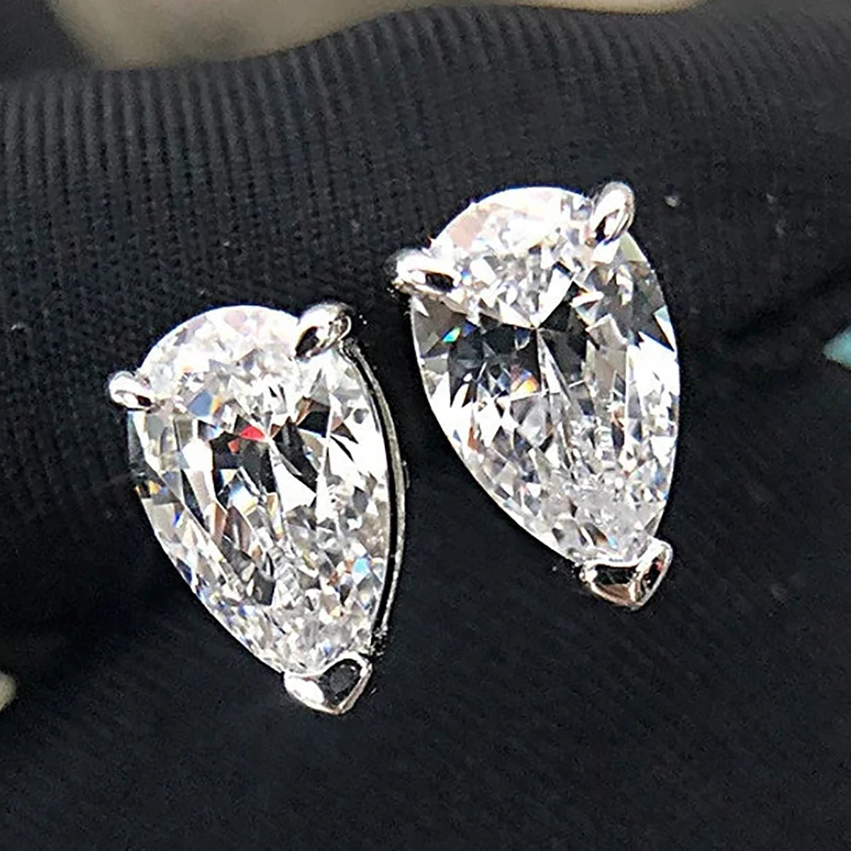 Huitan Hot Sale Exquisite Pear Shaped Bling Bling Crystal Zircon Earring for Luxury Silver Plated CZ Stud Earrings Women Jewelry