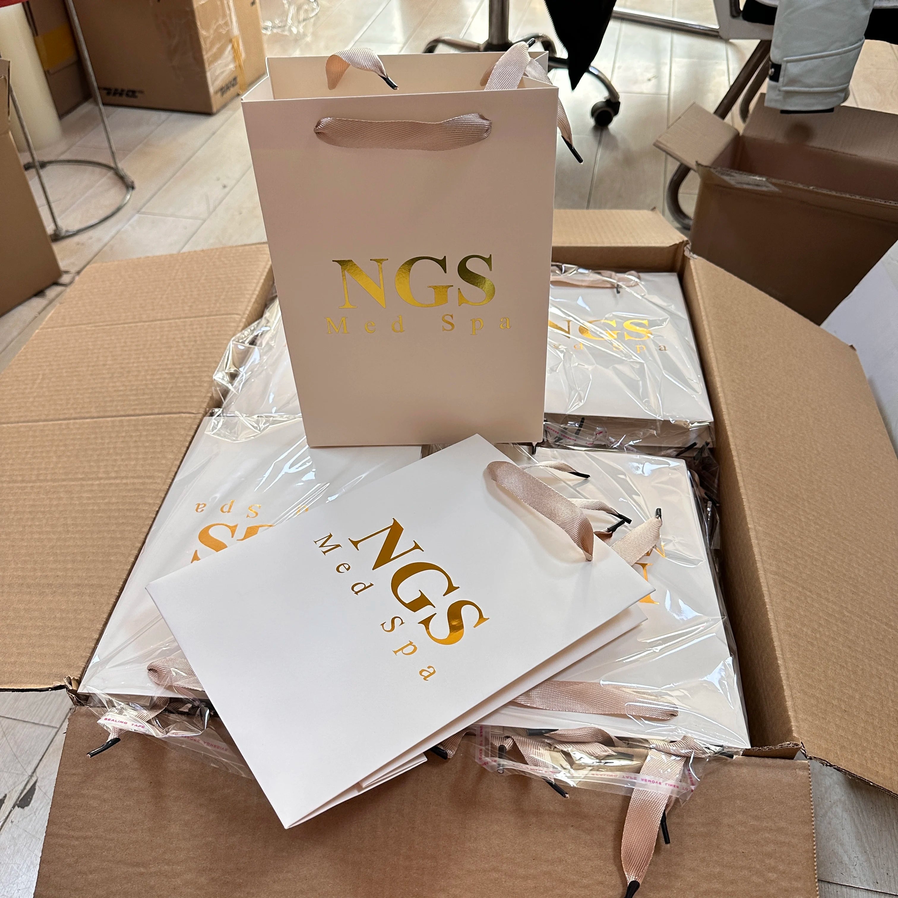 Wholesale Custom Gift Bags with Logo Shopping Bag with Hot Stamping Paper Bags Beautiful Logo