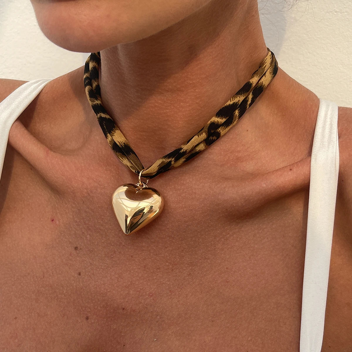 Trendy Design Leopard Print Peach Heart Necklaces for Women Casual Lady Street Wearing Accessories in Neck Fashion Jewelry Gifts