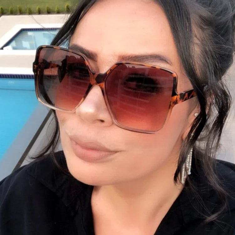 Hot Selling Oversize Square Frame Sunglasses for Women New Fashion Eyewear with White Pink Champagne Frames Acrylic Lenses