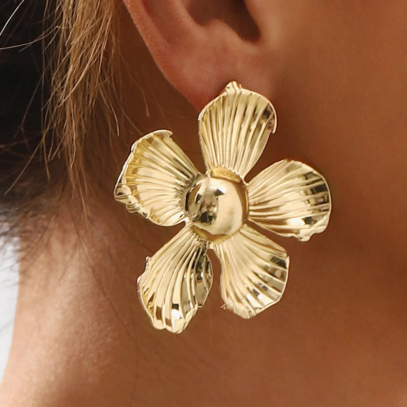 Hansidon Women's Fashionable Earrings Exaggerated Metal Flower Studs Retro Gold Floral Accent
