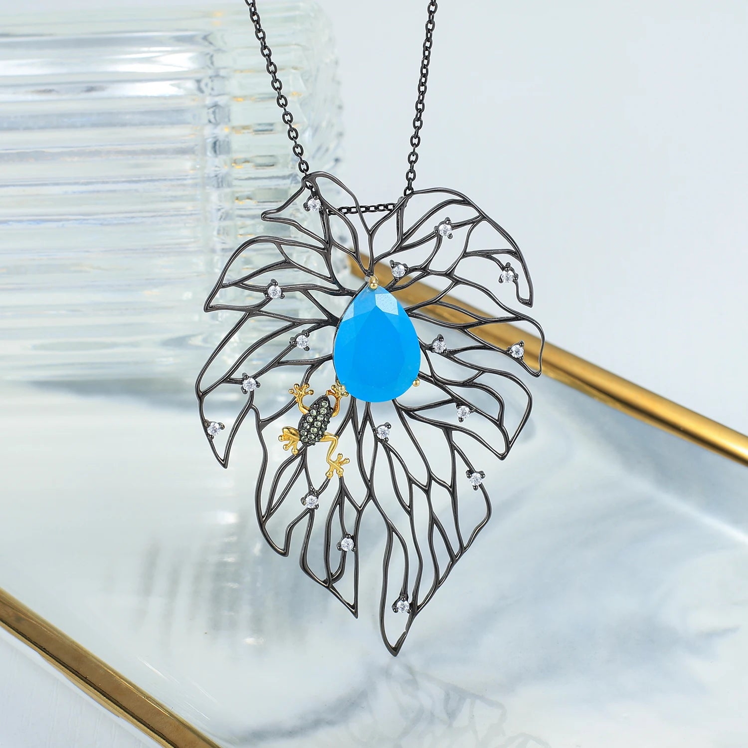 C8356 Abiding Popular Design Pear Large Natural Calcedony Leaf Frog Womens Custom Jewelry 925 Sterling Silver Necklace Pendant