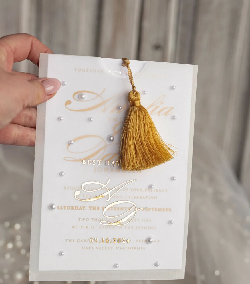 Custom Luxury Convite Para Casamento Beaded Pure White Gold Foil Vellum Paper Wedding Invitation Card With Golden Tassel