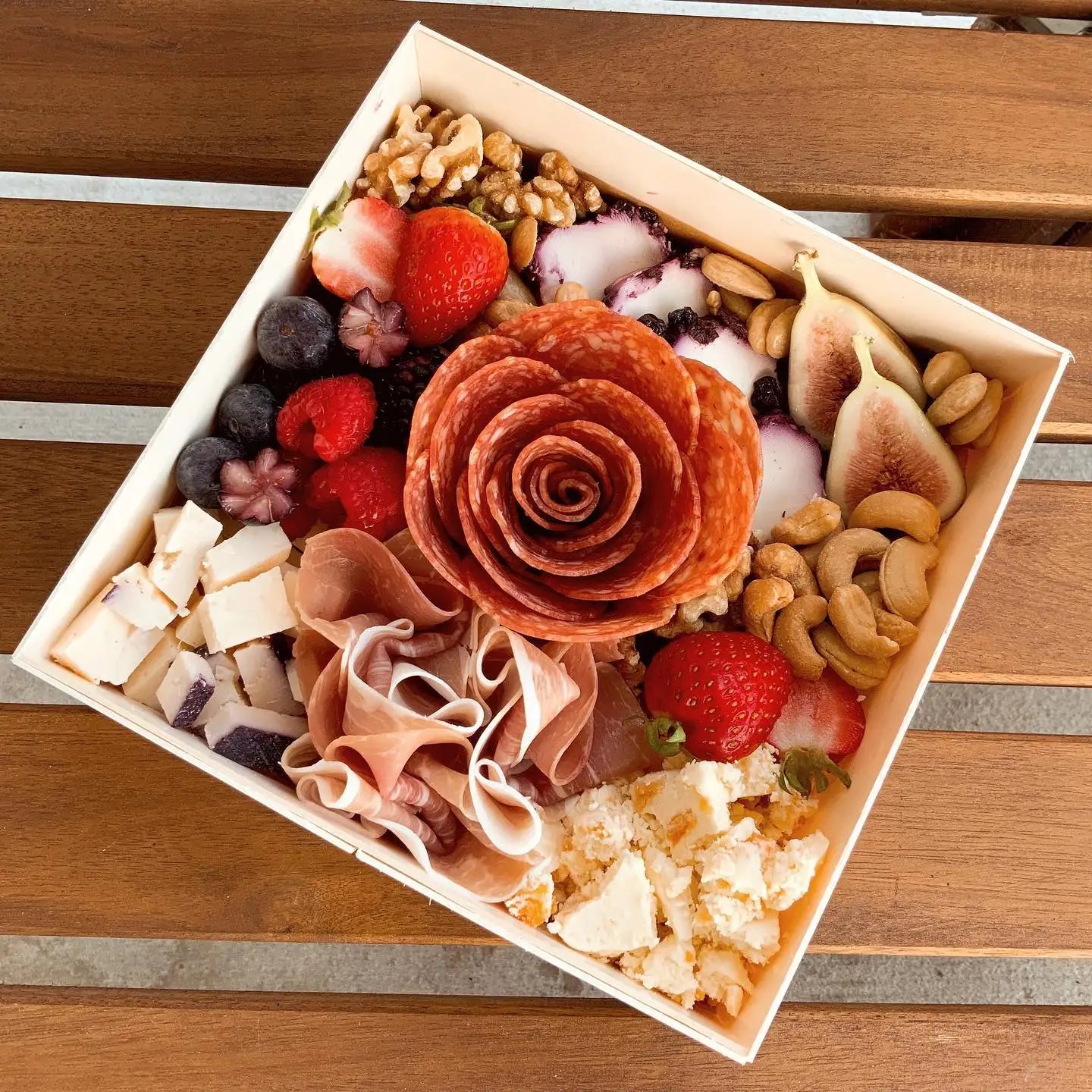 Take Out Wooden Brie Cheese Fruits Platter Box Cheap Good Quality Grazing Box With Wooden Lid