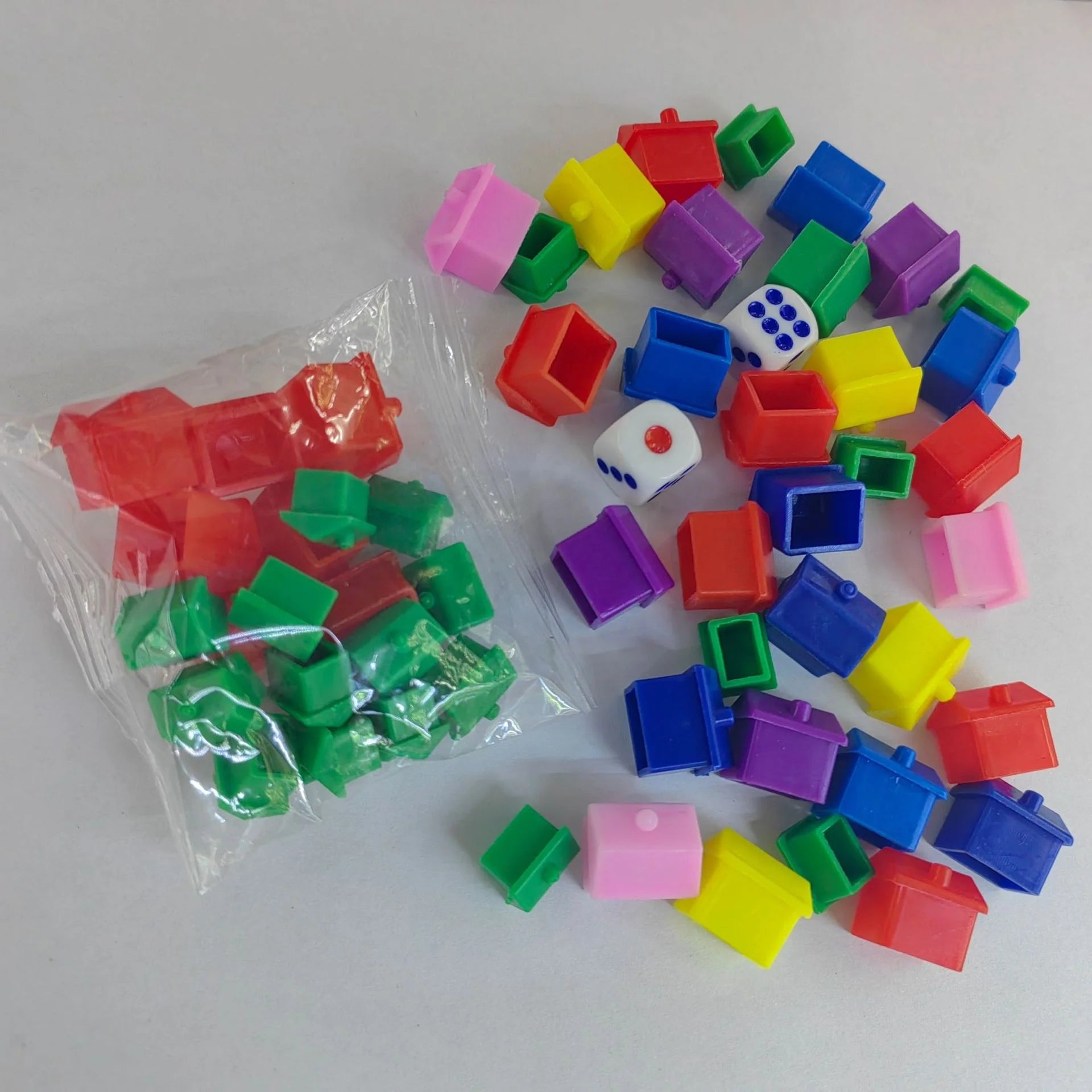 Deskjoy 12*10mm Plastic Pawns Red Hotels and Green Houses for  Board Game Tokens by Manufacturer