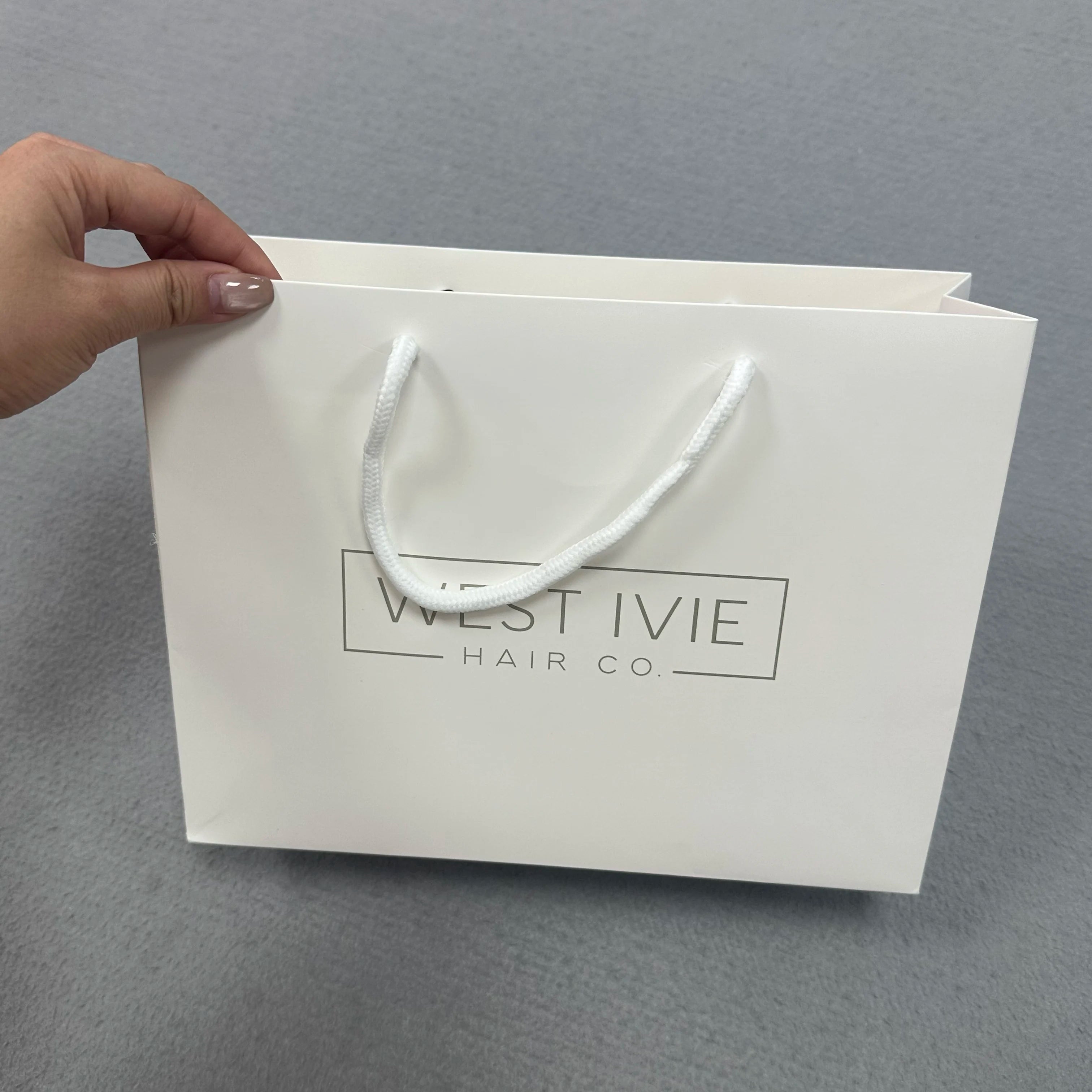 Wholesale Printed Luxury Gift Paper Shopping Bag Black and White Luxury Shopping Gift Paper Bag with Handle