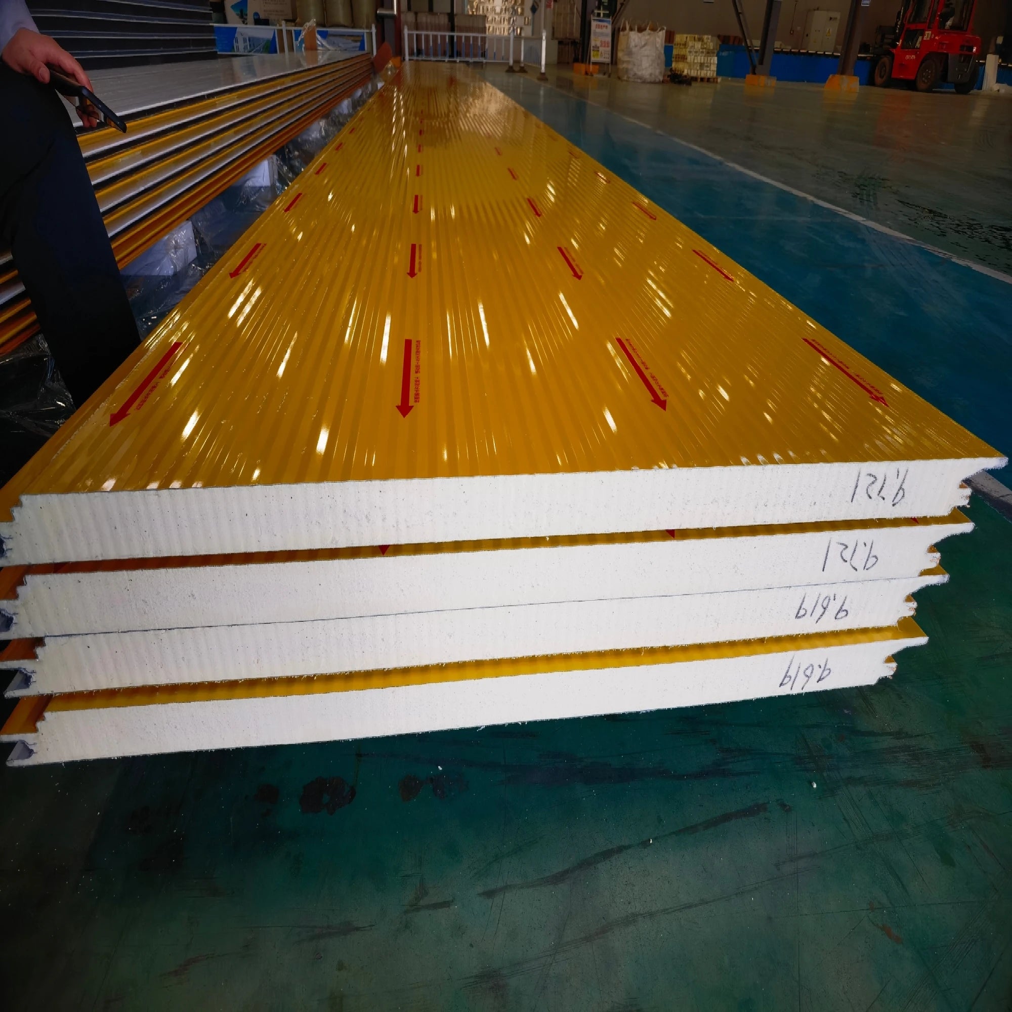 Hot Sale 50mm 100mm 150mm Insulated Sandwich Panel Pu Outside Green Wall Panel for Wall Roof Galvanized Color Panel