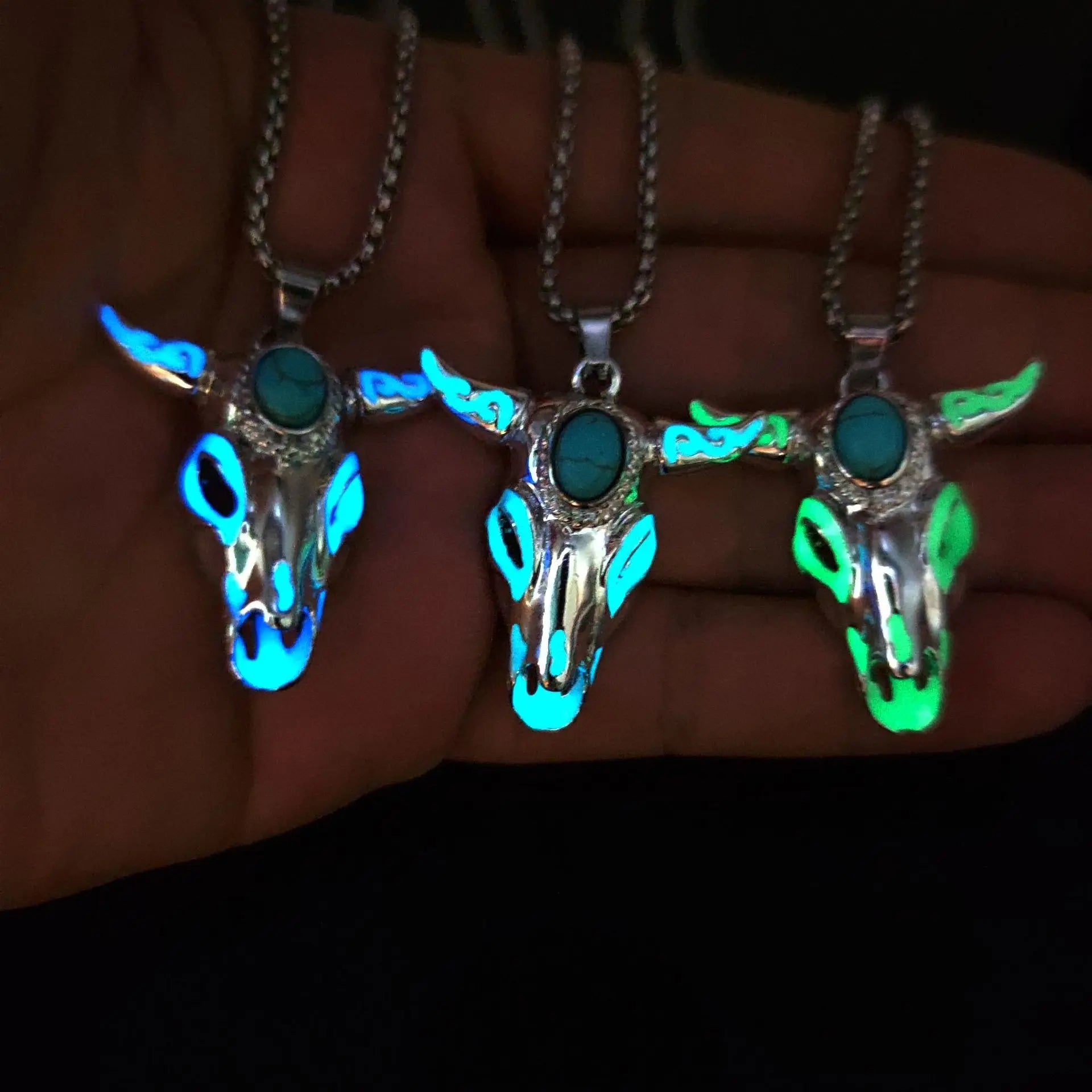 Hot Selling Turquoise Skull Bull Head Stainless Steel Chain Necklace Vintage Animal Luminous Pendant Necklace (KN5412)