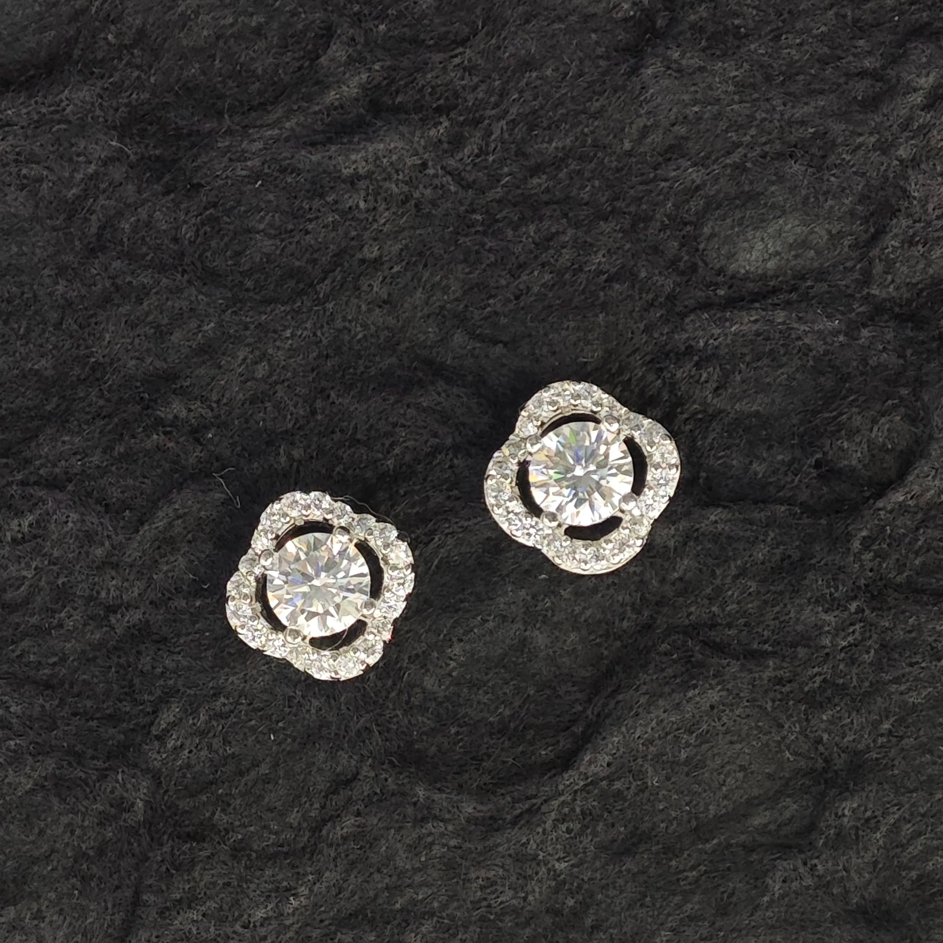 Ilona Elegant 925 Silver Earrings Four Leaf Desi Jewelry with Elegant Temperament Moissanite Stud Earring
