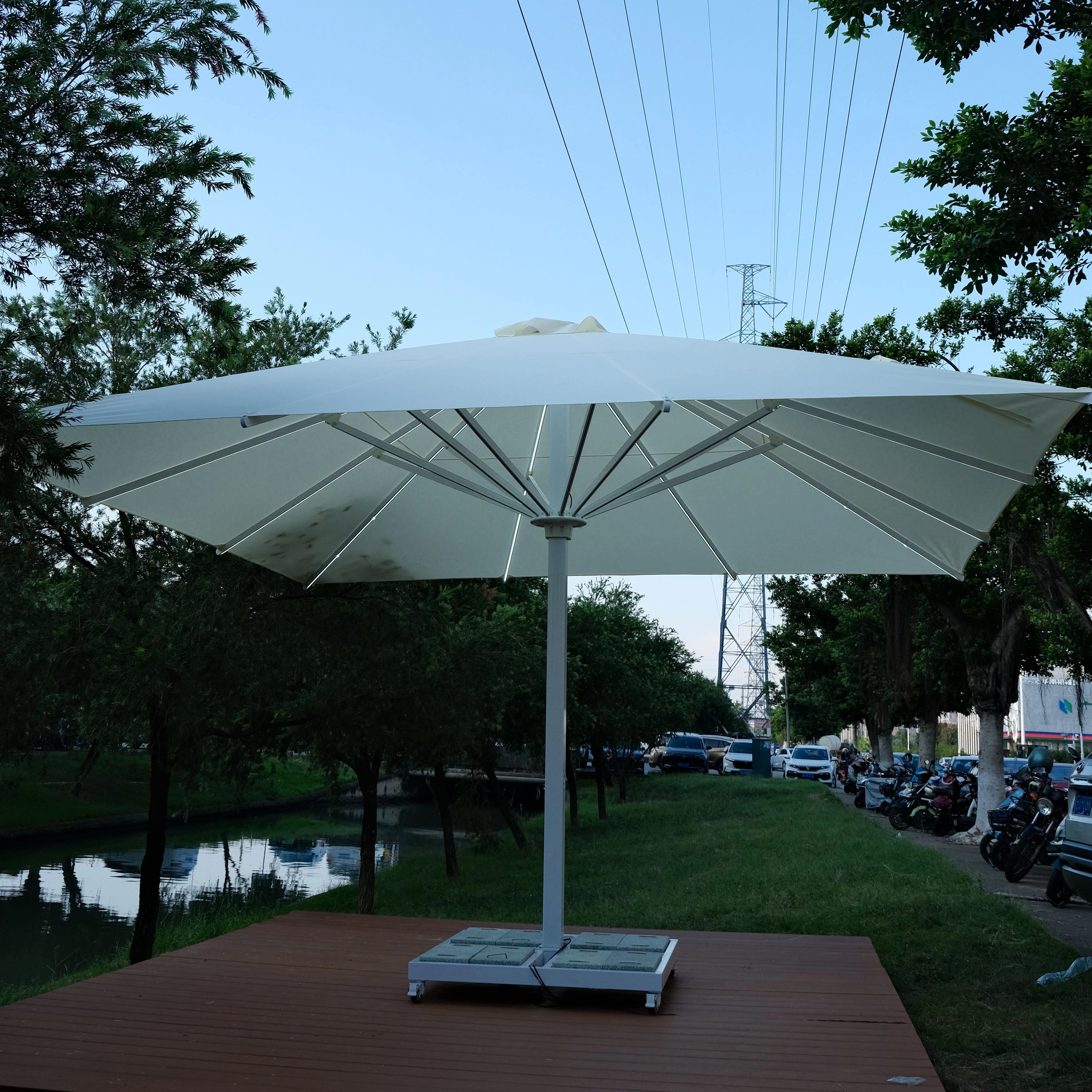Outdoor LED Umbrella Parasol Large Patio Cafe Hotel Restaurant Furniture for Park Usage Outdoor Umbrella Supplier