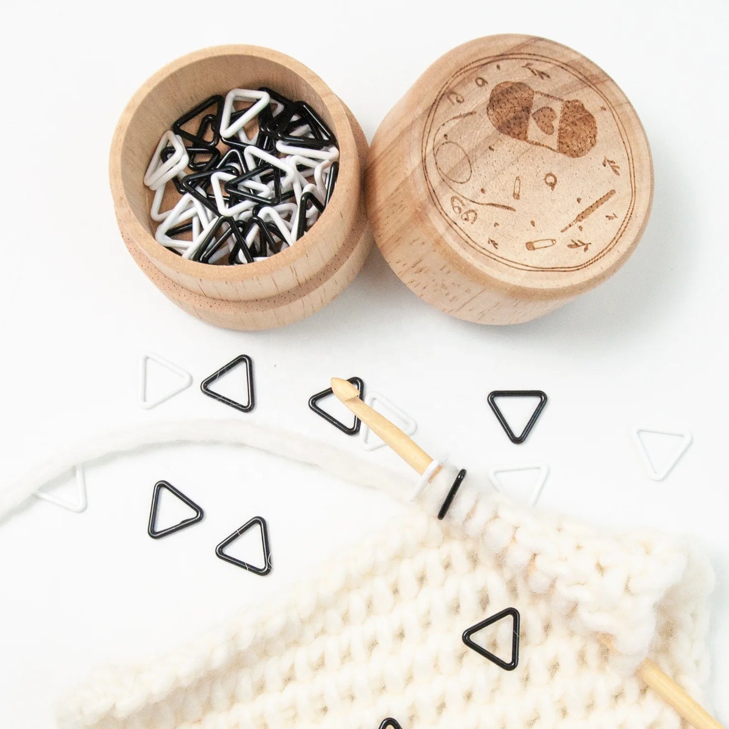 60 Pieces Knitting Stitch Markers Black and White Color in Wooden Box Crochet Locking Knitting Stitch Counter Triangle Shape