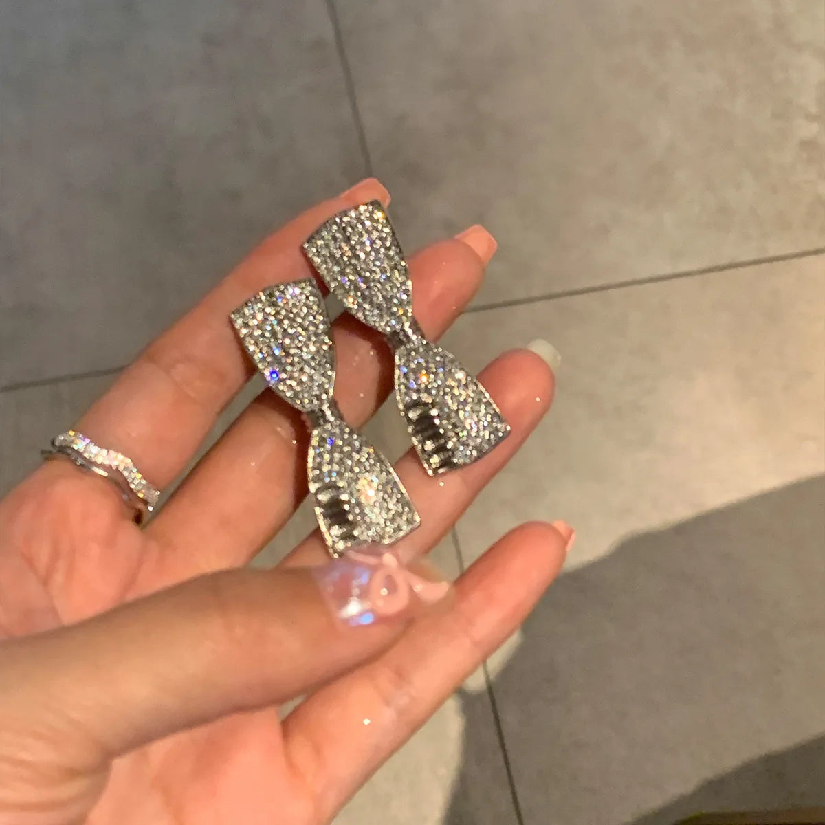 Delicate Vintage Modern Head Ornament Hairpin Rhinestone and Superflash Zircon Bow Hairclip Durable Alloy Material
