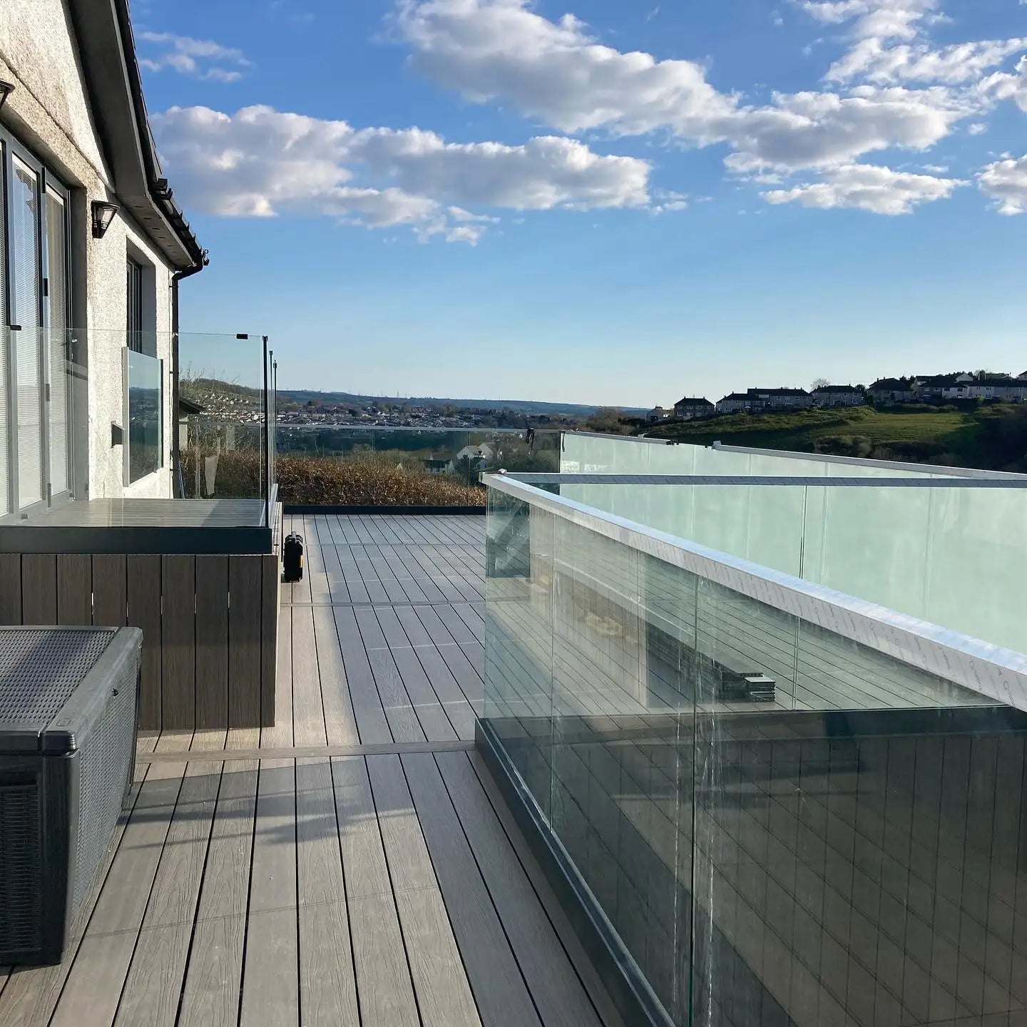 YL Outdoor Aluminum U Channel Farmhouse Design Villa Balustrade Handrail Fence Frameless Tempered Glass Railing for Balcony Deck