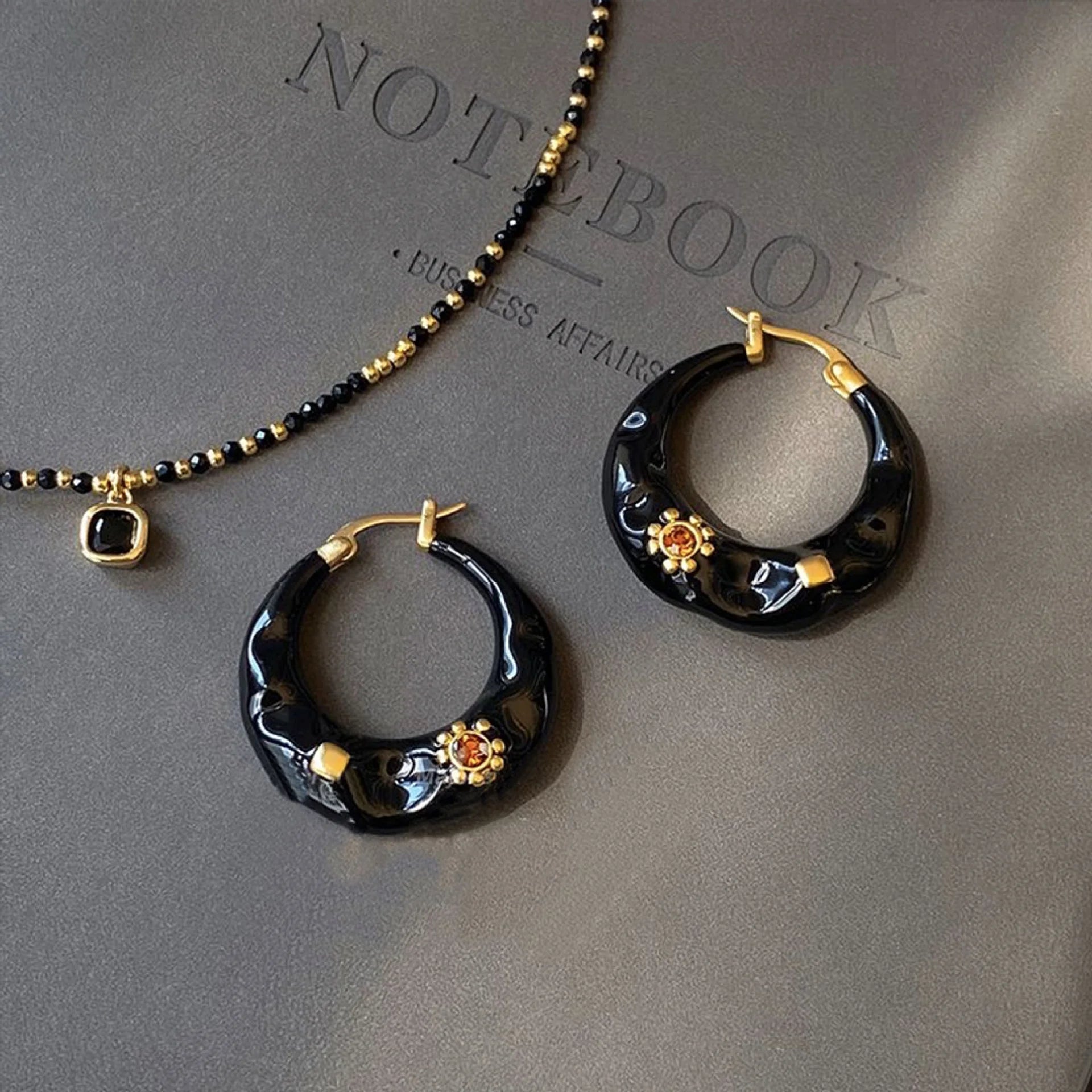 New Luxury High-End Cross-Border French Retro Earrings Black Small Fragrance Style Cute Niche Accessible Luxury