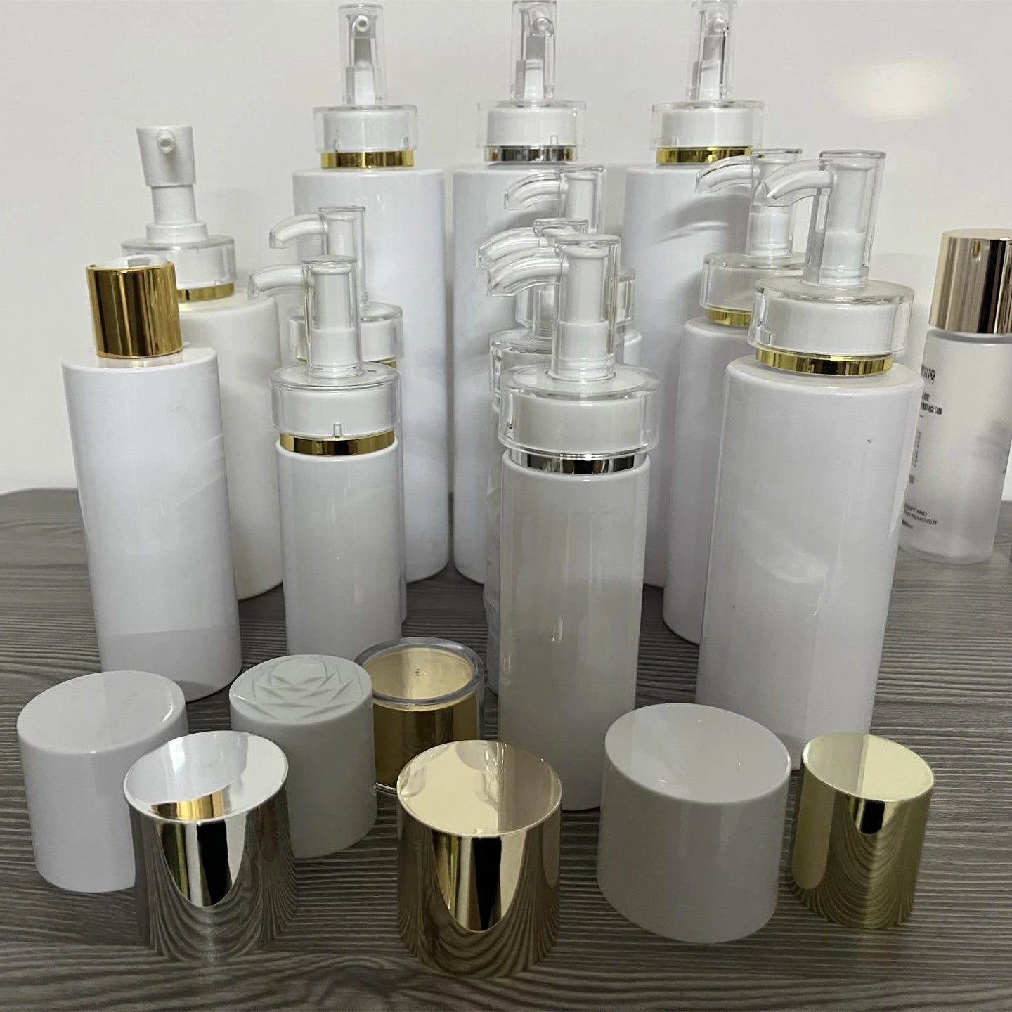 100ml/200ml/250ml/500ml PET Plastic Custom Color Cylinder Shampoo Cosmetic Lotion Luxury Gold Edge Pump Bottle Screen Printing